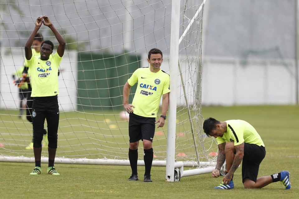 Negueba, Juan e João Paulo durante treino do Coritiba: ex-lateral participou de 12 dos 41 gols do time em 2016. | Henry Milleo/Gazeta