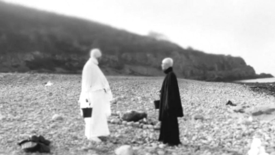 Filme mais longo da história tem trailer com 7 horas de duração Trailer de “Ambiancé” mostra artistas realizando uma performance na praia | Reprodução/
