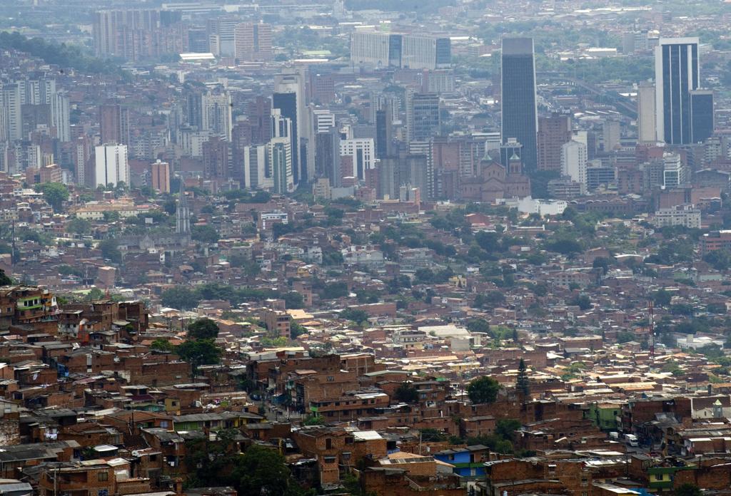 Visão aérea de Medellín, na Colômbia. Apenas cidades como Suzhou (China), Nova York (EUA) e Bilbao (Espanha)  já receberam o Lee Kuan Yew World City Prize. | RAUL ARBOLEDA/AFP