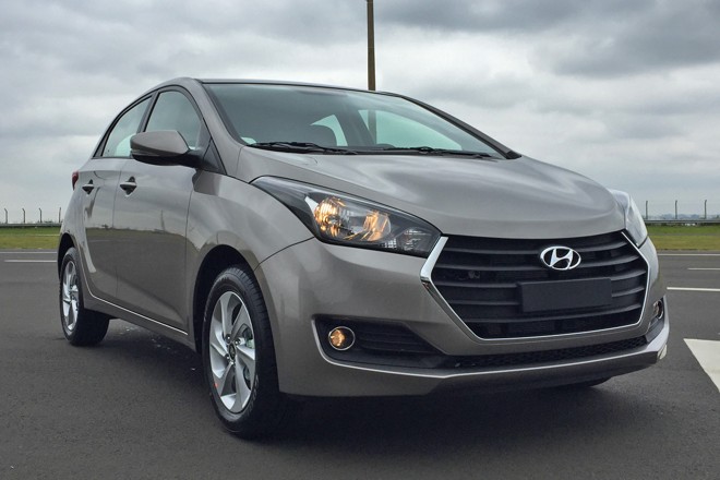 HYUNDAI HB20 1.0 (três cilindros). Consumo: 8,5/9,9 km/l (cidade/estrada) com etanol; 12,5/14,1 km/l (cidade/estrada) com gasolina. Potência: 75/ 80 cv (g/e). Câmbio: manual de 5 marchas. Preço: a partir de R$ 40.545. |