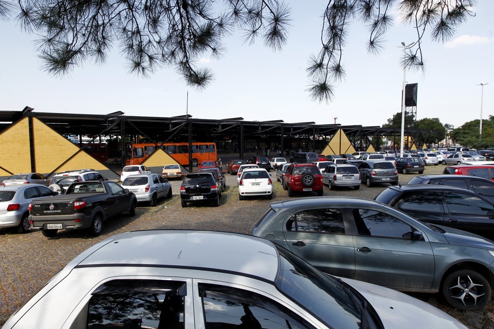 O Terminal do Boqueirão, inaugurado ainda no ano de 1980, em Curitiba, tem um estacionamento gratuito para a população. A ideia da prefeitura é ampliar esses espaços em número e tamanho. Como? Ainda é algo em discussão. | Antônio More/Gazeta do Povo