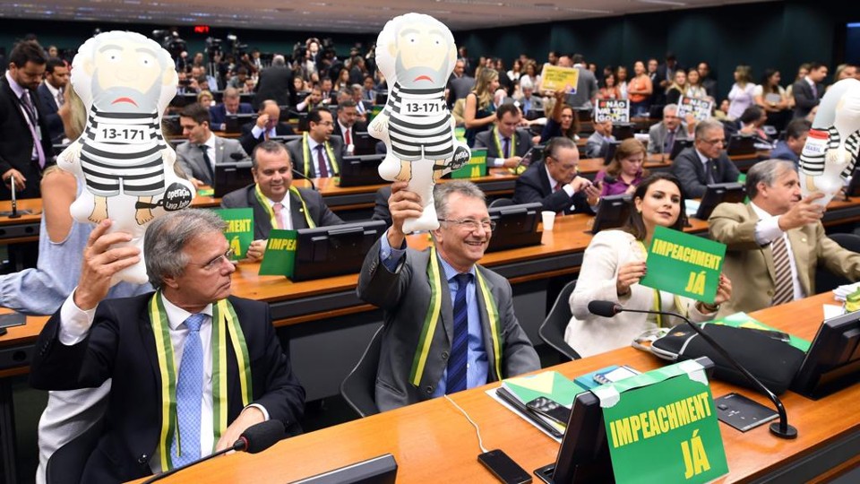 Leitura de relatório teve manifestações na comissão do impeachment na Câmara. | Evaristo Sá/AFP