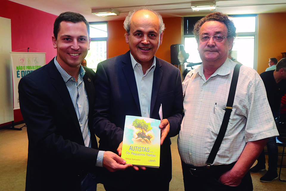 O vereador Pier Petruzziello, autor do projeto de lei que institui a Semana Municipal da Conscientização Sobre o Transtorno do Espectro do Autismo, com o prefeito Gustavo Fruet , e Nilton Salvador, autor do livro. | Divulgação