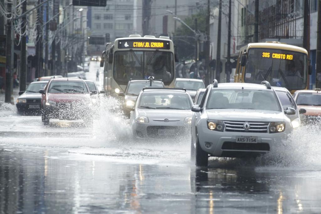 Em cerca de uma hora e meia, choveu 35,2 mm em Curitiba na tarde deste domingo (10). | Lineu Filho/Tribuna do Paraná