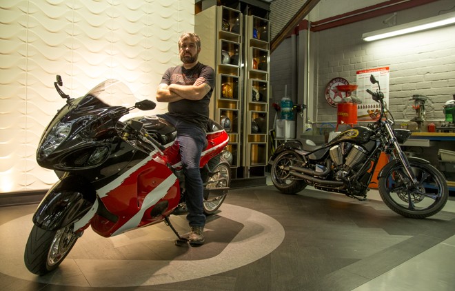 Marco Aurélio, sócio-proprietário da Legend Motors, diz que qualquer moto é customizável. | Hugo Harada/Gazeta do Povo