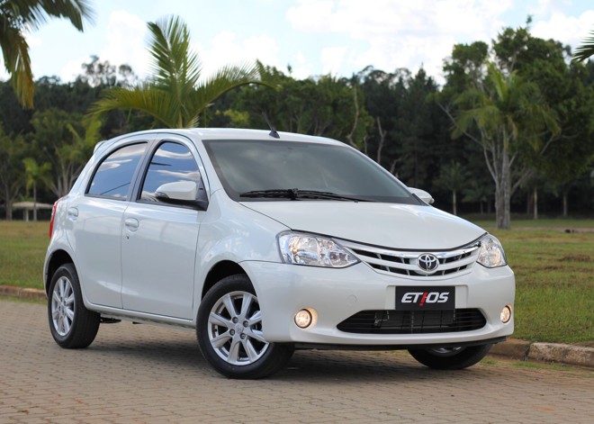 TOYOTA ETIOS 1.3. Consumo: 8,6/9,8 km/l (cidade/estrada) com etanol; 12,6/14,2 km/l (cidade/estrada) com gasolina. Potência: 88/ 98 cv (g/e). Câmbio: manual de 6 marchas. Preço: R$ 43.990. |