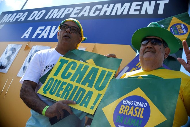 Placa com a frase “tchau querida”, em alusão à cassação do mandato da presidente Dilma Rousseff , é segurada por manifestantes em Brasília. | ANDRESSA ANHOLETE/AFP
