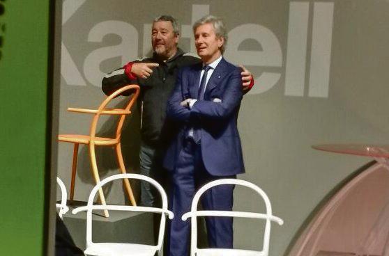 O designer Philippe Starck em momento de descontração no Salão de Milão, bem ao estilo “ele é o cara”, com o CEO da Kartell Claudio Luti. | Reinaldo Bessa /Gazeta do Povo
