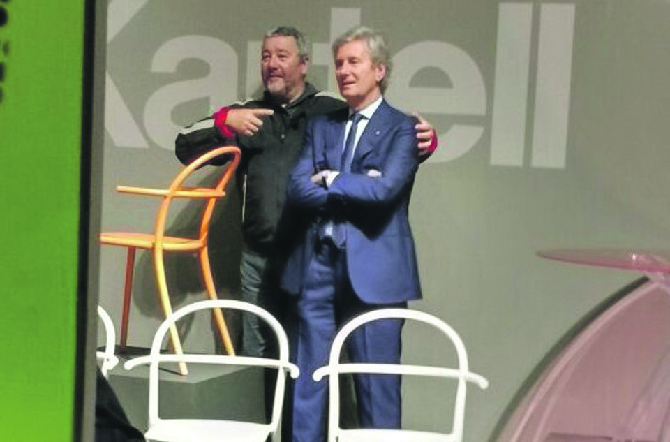 O designer Philippe Starck em momento de descontração no Salão de Milão, bem ao estilo “ele é o cara”, com o CEO da Kartell Claudio Luti. | Reinaldo Bessa /Gazeta do Povo