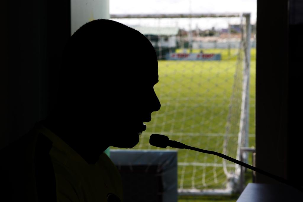 O goleiro Elisson fala com a imprensa no CT da Graciosa: goleiro ataca de dirigente em clube da família em Minas Gerais. | Daniel Castellano/Gazeta do Povo