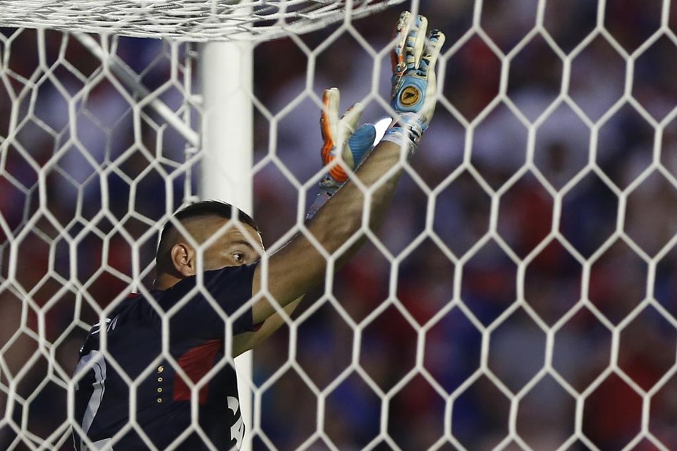 Weverton foi importante para o Atlético nas cobranças de pênalti contra o Paraná. | Henry Milleo/Gazeta do Povo