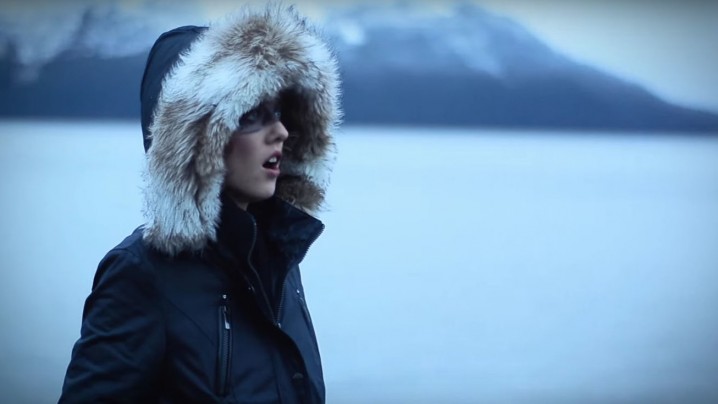 A vocalista Eva Holbrook no clipe oficial da música | Reprodução/