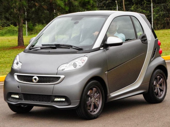 SMART FORTWO1.0 (três cilindros). Consumo: 13,2/14,4 km/l (cidade/estrada) com gasolina. Potência: 71 cv. Câmbio: automatizado de 5 marchas. Preço: R$ 55.900. |