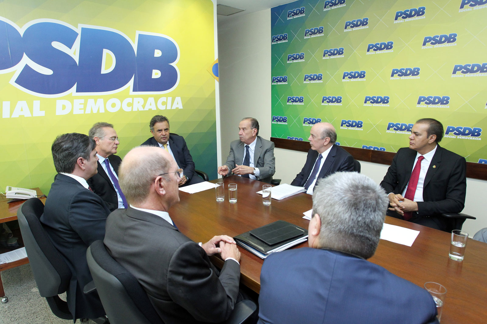 Os senadores tucanos Aécio Neves, (MG) José Serra (SP), Cássio Cunha Lima (PB), Paulo Bauer (SC), Tasso Jereissati (CE), Antônio Anastasia (MG), Ataídes Oliveira (TO), durante reunião com o presidente do Senado, Renan Calheiros, em fevereiro deste ano | Gerdan Wesley/ Aloysio Nunes/Divulgação