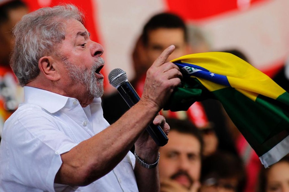 Lula discurso para manifestantes contra o impeachment, em Brasília. | BETO BARATA/AFP