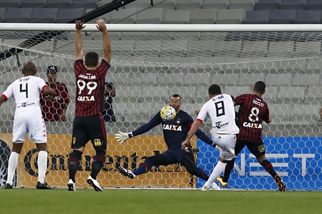 Goleiro Weverton faz boa defesa no confronto válido pela Copa do Brasil. | Albari Rosa/Gazeta do Povo
