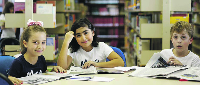 Giovana (ao centro) tem 8 anos e já elegeu o Google como primeiro e principal “tirador de dúvidas” e fonte de pesquisa. Mas na escola não deixa os livros |