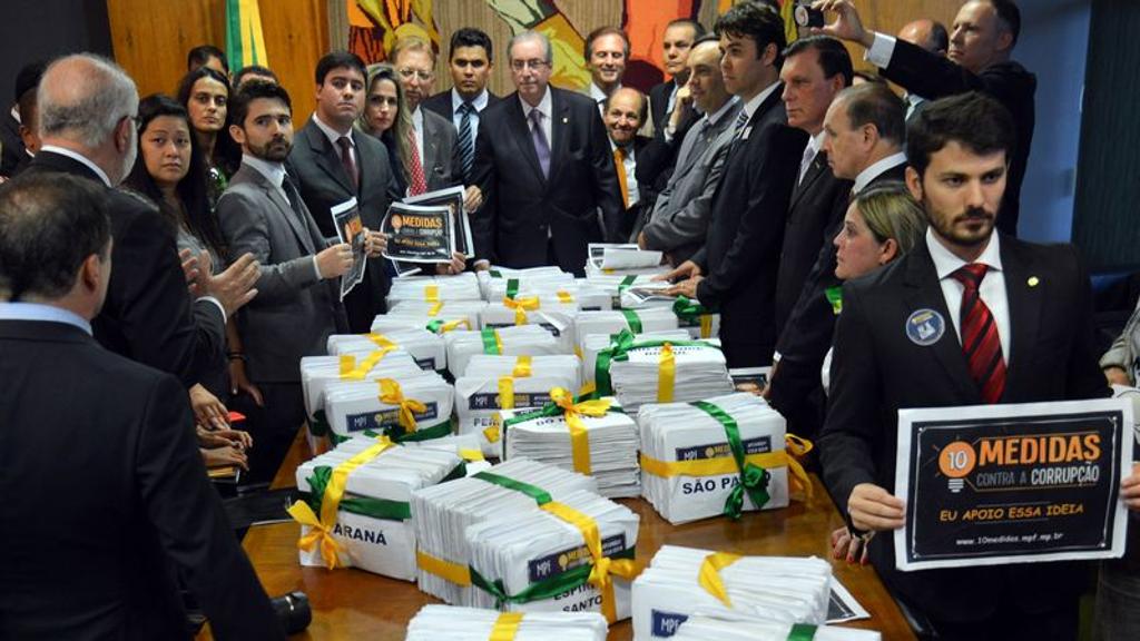 Assinaturas foram entregues ao presidente da Câmara, Eduardo Cunha, em 29 de março de 2016. | Fabio Rodrigues Pozzebom/Agência Brasil