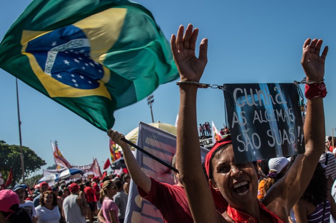 “Cunha as algemas são suas” frase ilustra cartaz de manifestante contrário a cassação do mandato da presidente, em Copacabana, no Rio de Janeiro. | CHRISTOPHE SIMON/AFP