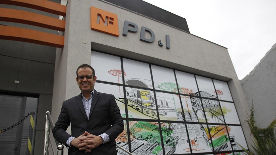 Diretor da Nunesfarma, Fernando César Silva, em frente ao centro de pesquisa e inovação da empresa. | Jonathan Campos/Gazeta do Povo