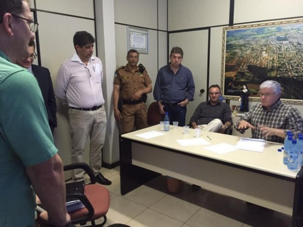 O chefe da Casa Civil do governo do Paraná, Valdir Rossoni, durante anúncio do reforço de  policiamento na região de Quedas do Iguaçu | Divulgação/AEN