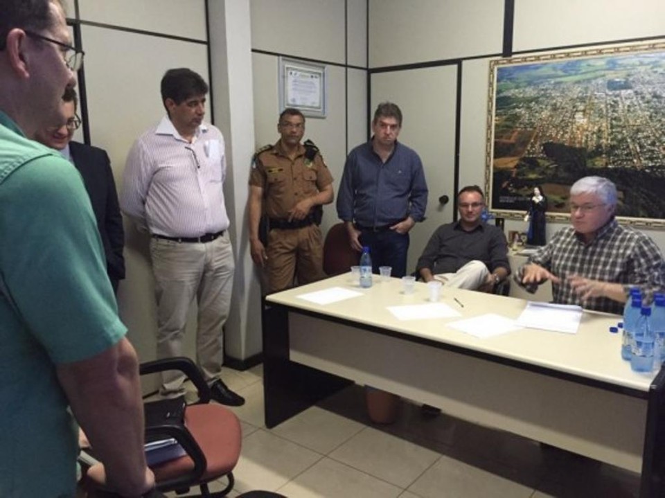 O chefe da Casa Civil do governo do Paraná, Valdir Rossoni, durante anúncio do reforço de  policiamento na região de Quedas do Iguaçu | Divulgação/AEN