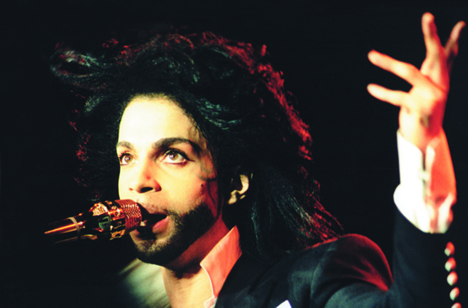 Prince faleceu no última quinta (21), aos 57 anos. Na foto, o cantor aparece durante apresentação no Rock in Rio de 1991. | Divulgação/Rock in Rio