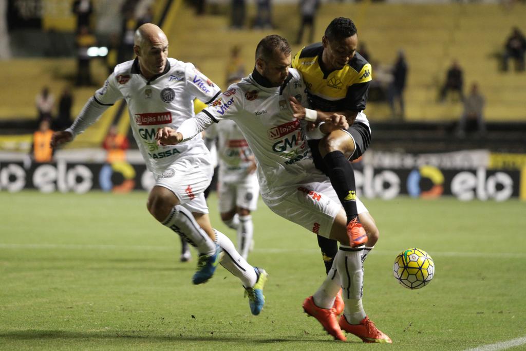 Jogadores do Operário cercam Alex Maranhão, do Criciúma, em lance do empate por 1 a 1 no Heriberto Hülse. | Guilherme Hahn/Jornal Diário de Notícias