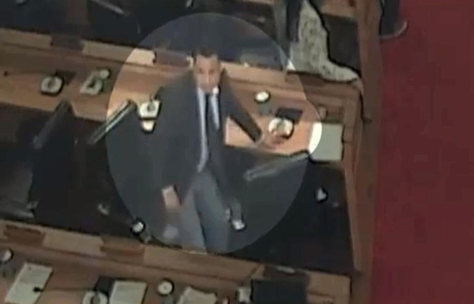 Imagens mostram Valdemir Soares supostamente apertando o botão da votação na bancada de Julieta Reis. | Reprodução/RPC