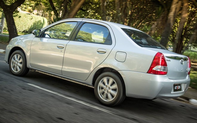 TOYOTA ETIOS SEDAN 1.5. Consumo: 8,4/10,4 km/l (cidade/estrada) com etanol; 12,2/14,9 km/l (cidade/estrada) com gasolina. Potência: 102/ 107 cv (g/e). Câmbio: manual de 6 marchas. Preço: 48.495. |