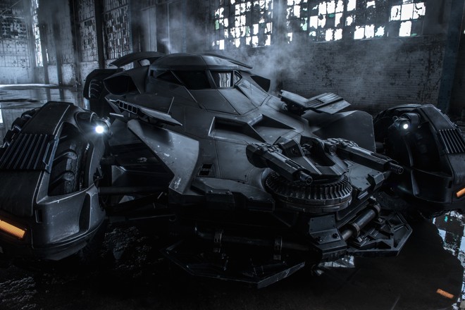 O Batmóvel dirigido por Ben Affleck na mais recente saga do homem-morcego reúne elementos do Tumbler com inspiração no Batmóvel dos filmes dirigidos por Tim Burton. |