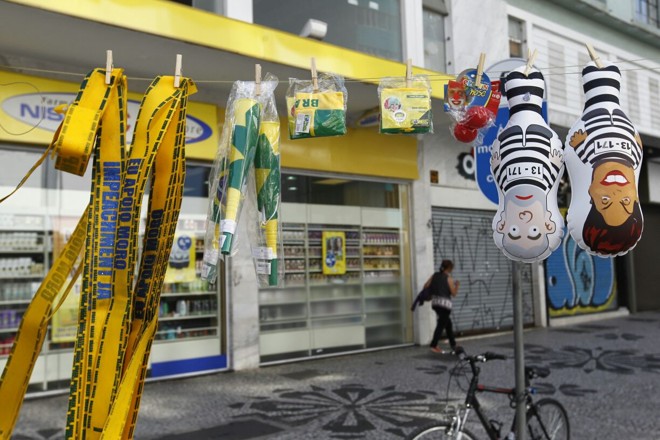 Bonecos infláveis de Lula e Dilma vestidos de presidiários fazem sucesso entre manifestantes pró-impeachment. | Jonathan Campos