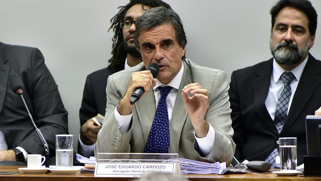 José Eduardo Cardozo entregou documento de quase 200 páginas com defesa de Dilma Rousseff. | Zeca Ribeiro/Câmara dos Deputados