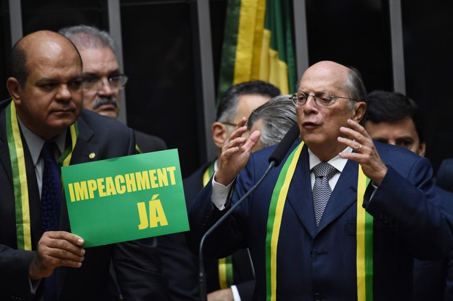 Deputado Miguel Reale, um dos autores da denúncia contra a presidente Dilma Rousseff, fala para a Câmara dos Deputados nesta sexta (15). | EVARISTO SA/AFP