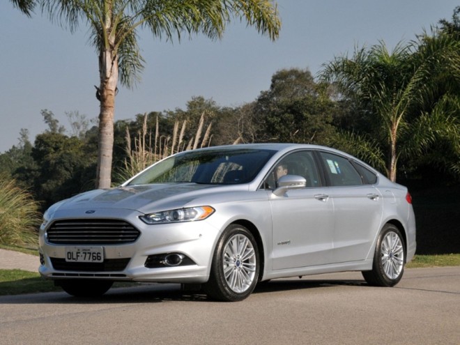 FORD FUSION HYBRID 2.0. Consumo:16,6/15,1 km/l (cidade/estrada) com gasolina. Potência:143 cv. Câmbio: automático. Preço: R$ 149.400. |