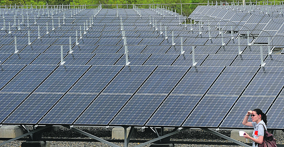 Placas de energia solar na Costa Rica: investimentos reduzem emissões de gás carbônico. | ra/ms/RODRIGO ARANGUA
