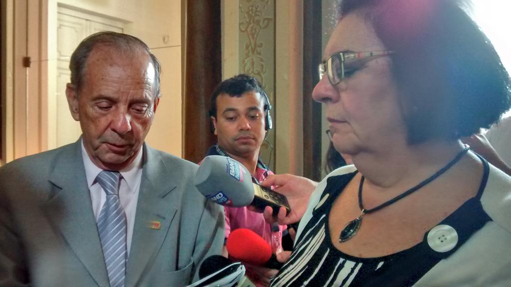 Ailton Araújo, presidente da Câmara, ao lado de Julieta Reis, que teria tido o voto fraudado. | Diego Antonelli/Gazeta do Povo