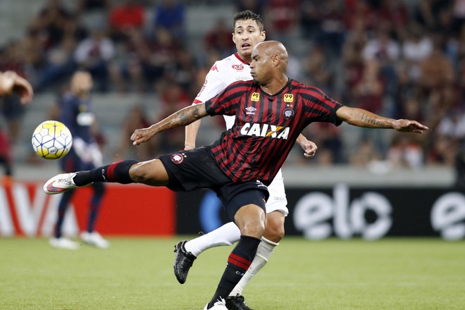 Zagueiro Thiago Heleno tira a bola no confronto com a equipe gaúcha. | Albari Rosa/Gazeta do Povo