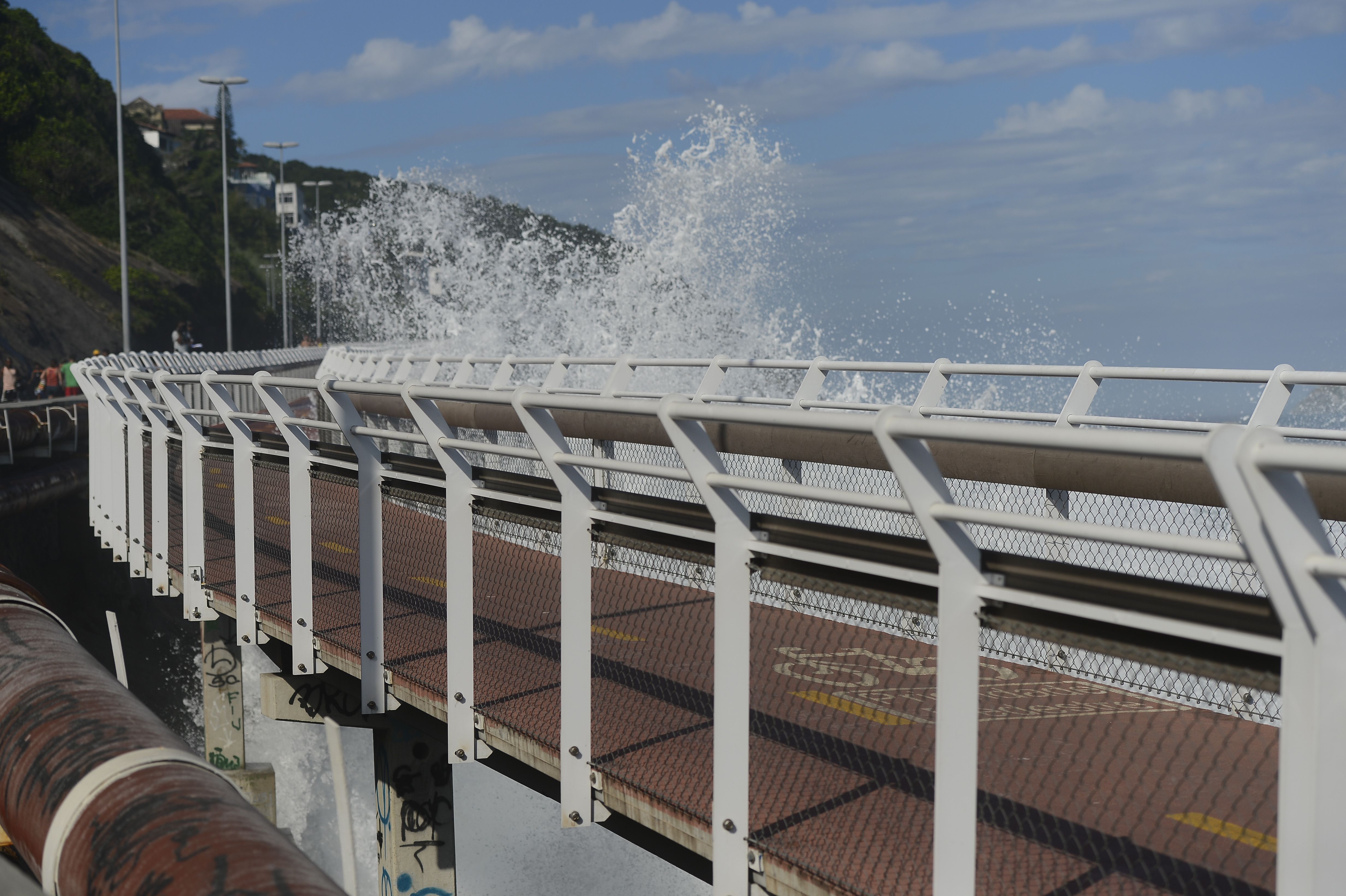 Trecho da Ciclovia Tim Maia desabou após ser atingido por fortes ondas na quinta-feira. | Fernando Frazão/Agência Brasil