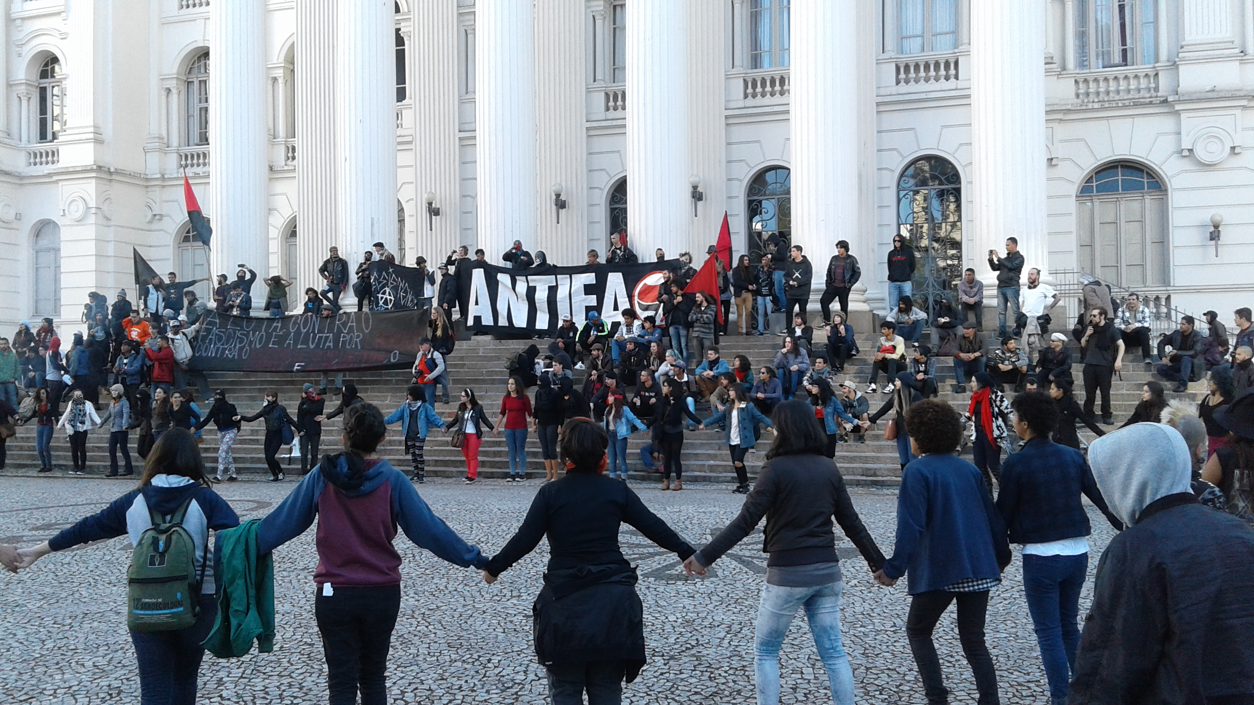 Manifestação terminou de forma pacífica na Praça Santos Andrade, em frente ao prédio histórico da UFPR. | Katia Brembatti
/Gazeta do Povo
