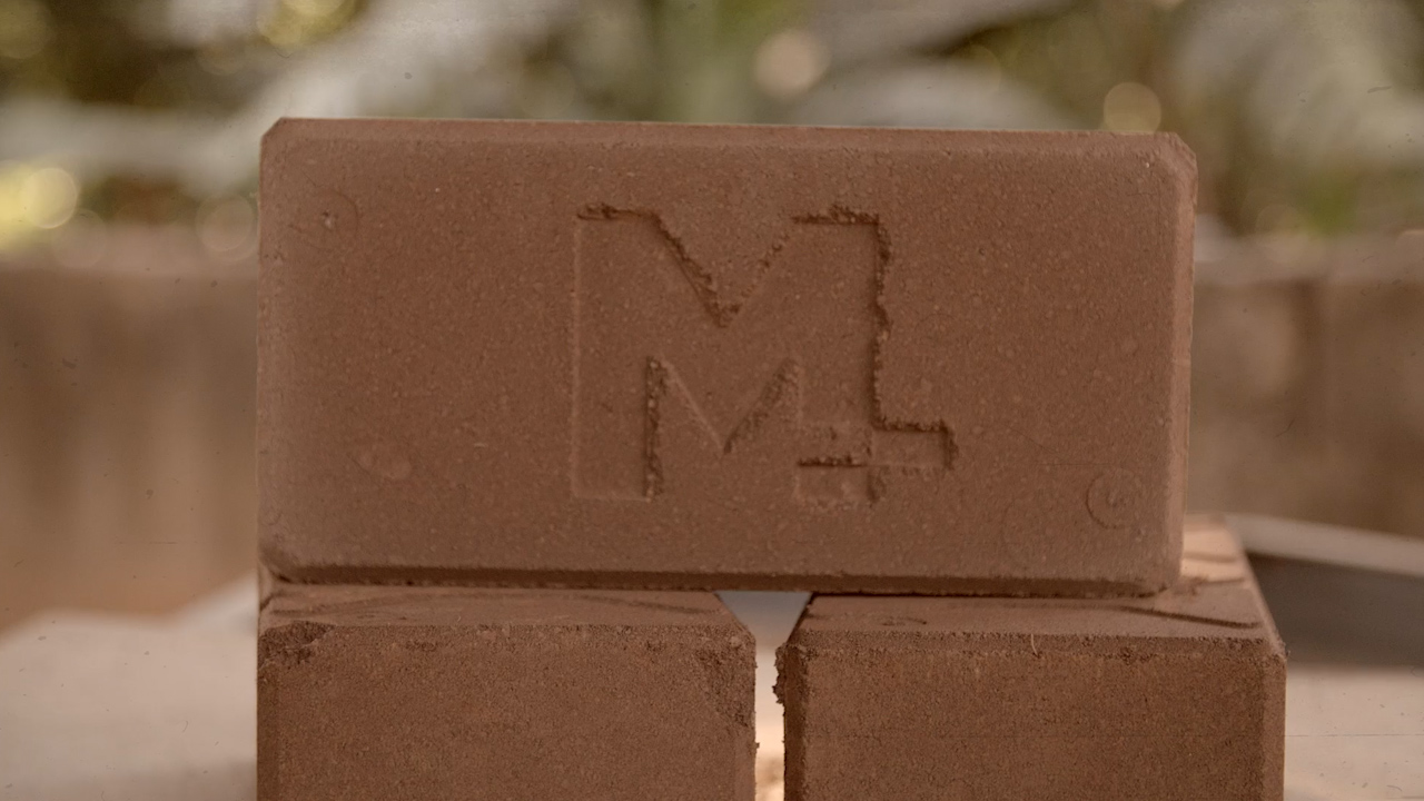 Tijolo produzido a partir da lama de rejeitos da Samarco é impermeável e até sete vezes mais resistente que o tijolo de barro comum. | Reprodução/