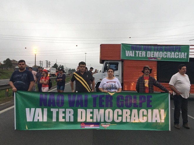 O grupo é contra o impeachment da presidente Dilma Rousseff, e bloqueou a rua por aproximadamente duas horas. | Reprodução