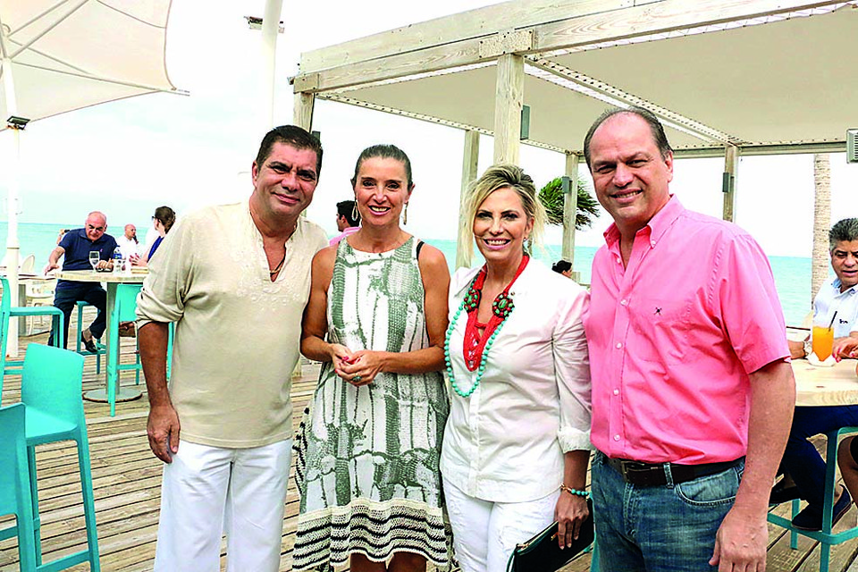 A vice-governadora Cida Borghetti e o marido, o deputado federal Ricardo Barros, estavam entre os convidados de Curitiba do casamento de Ana Karolina Amastha e Bruno Chaiben, no último sábado, no Eden Rock Beach Club, em Cap Cana, na República Dominicana. A noiva é filha do casal Glogerley e Carlos Enrique Amastha (à esq.). | Fotos: Jader Rocha