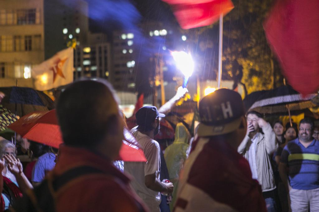 Manifestantes favoráveis ao governo Dilma em Curitiba. Central Única dos Trabalhadores é uma das principais organizações que apoiam a presidente. | Marcelo Andrade/Gazeta do Povo