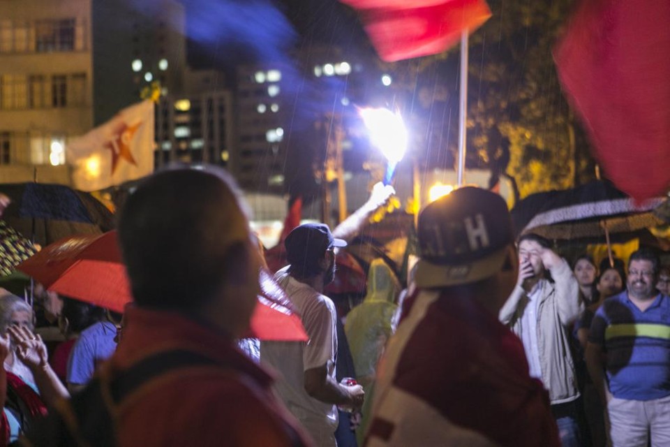 Manifestantes favoráveis ao governo Dilma em Curitiba. Central Única dos Trabalhadores é uma das principais organizações que apoiam a presidente. | Marcelo Andrade/Gazeta do Povo