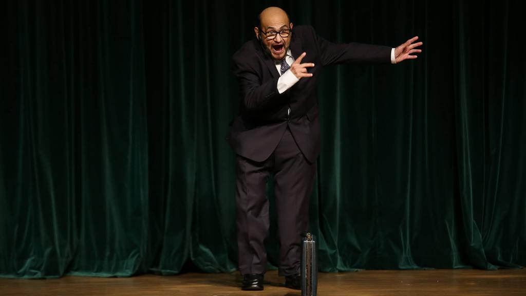 Édgar Vivar durante apresentação no Teatro Bom Jesus, no último domingo | Guma Miranda/Divulgação