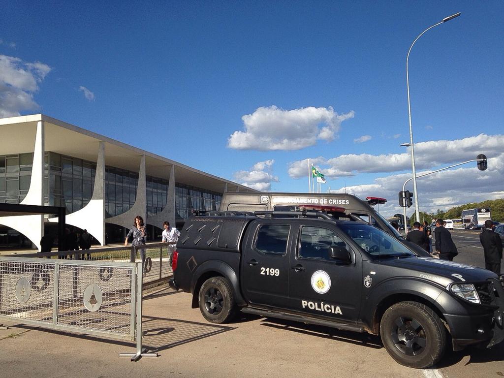 Palácio do Planalto cercado pela polícia - imagem de julho de 2015, quando houve suspeita de bomba no local. | Valter Campanato/Agência Brasil