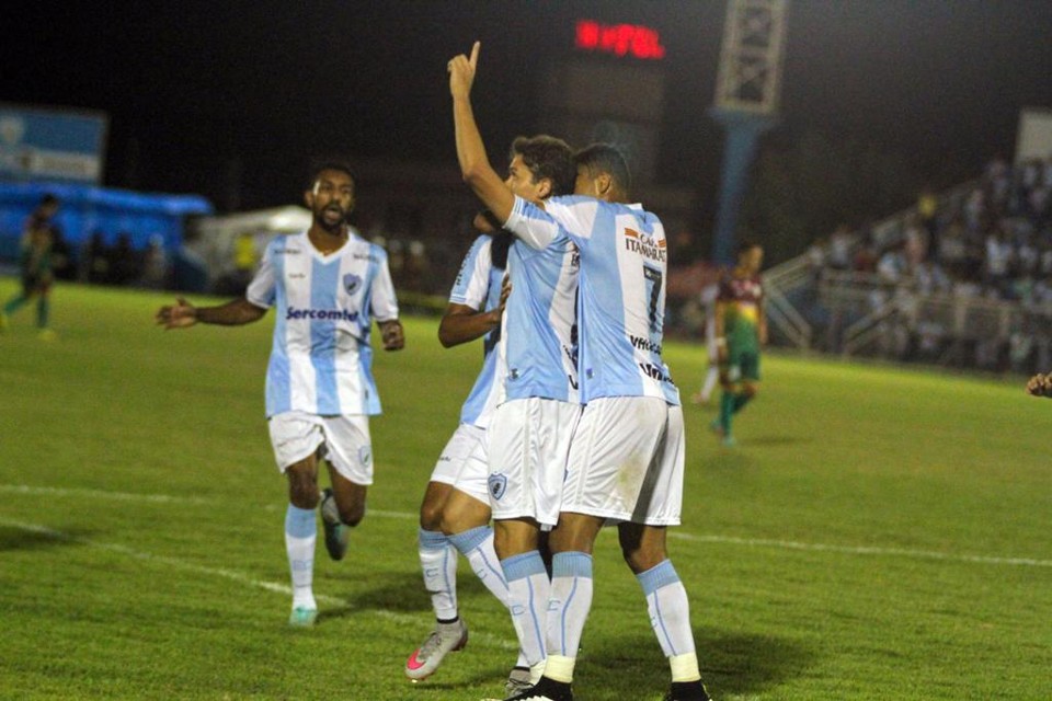 Keirrison marcou o primeiro gol com a camisa do Londrina. | Robson Vilela/Gazeta do Povo