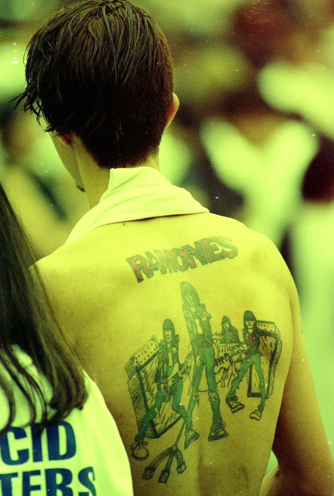 Ramones Mania: fã tatuou nas costas sua paixão pelos Ramones. | Antonio Costa/Arquivo Gazeta do Povo