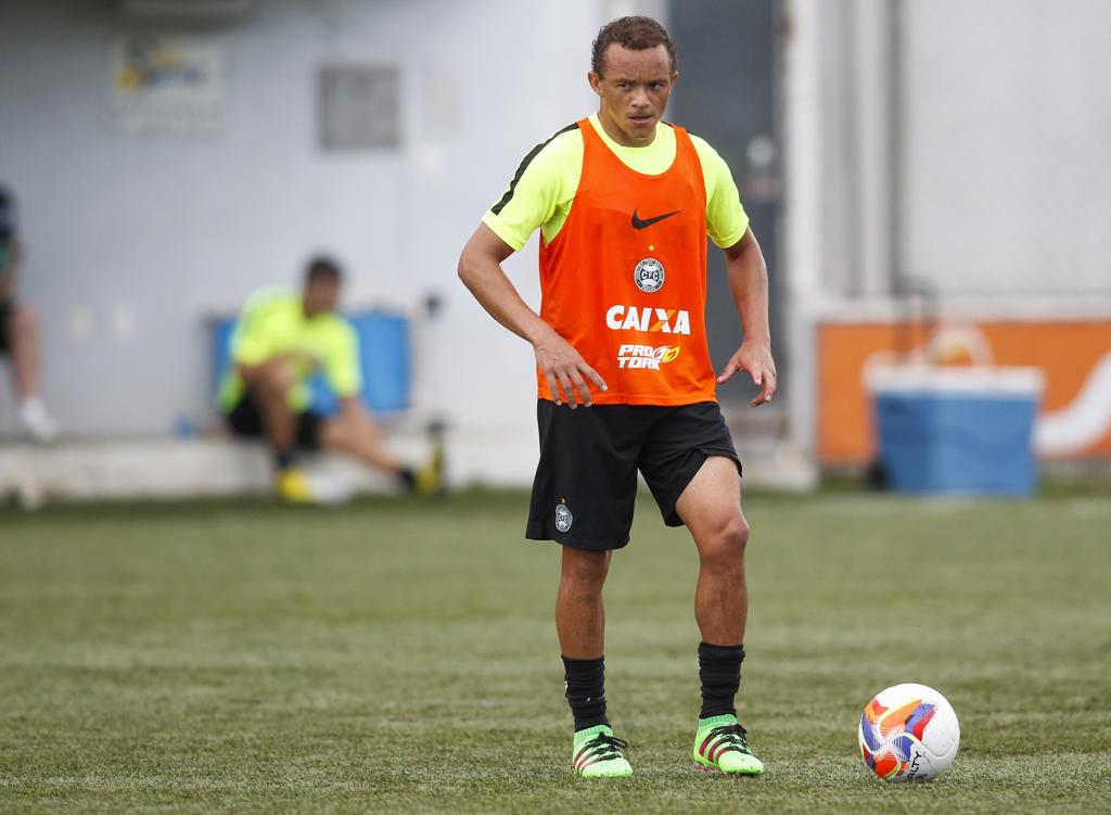 Lateral-esquerdo Carlinhos desfalcará o Coritiba por problemas de saúde. | Daniel Castellano/Gazeta do Povo